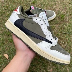 DS NIKE AIR JORDAN 1 RETRO LOW OG SP TRAVIS SCOTT MEDIUM OLIVE.